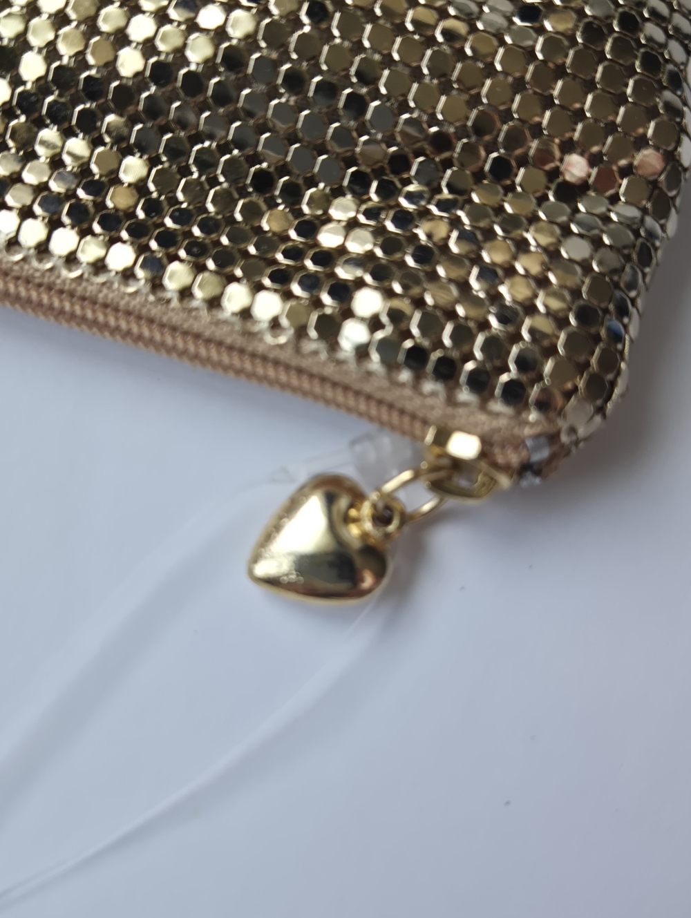 NWOT Scoop NYC Gold Metal Mesh Evening Clutch w Heart Zipper Pull - Deadstock - Picture 6 of 9